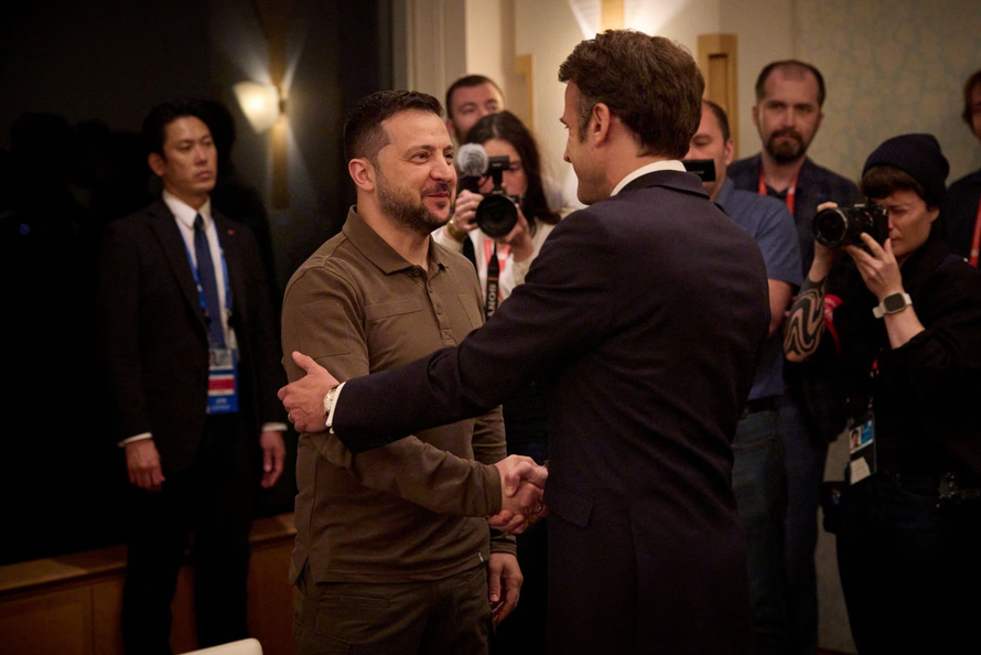 Tổng thống Pháp Emmanuel Macron bắt tay người đồng cấp Ukraine Volodymyr Zelenskiy. Ảnh: Reuters