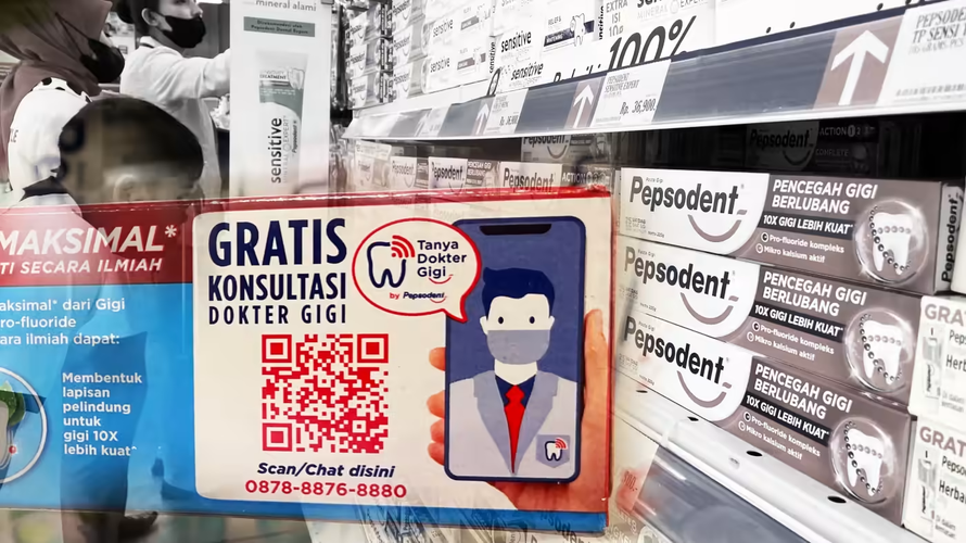 Unilever đính kèm mã QR vào kem đánh răng Pepsodent để kết nối người tiêu dùng Indonesia với các nền tảng y tế từ xa. Ảnh: Nikkei Asia