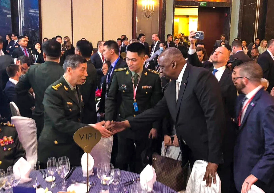 Bộ trưởng Quốc phòng Trung Quốc Lý Thượng Phúc và người đồng cấp Mỹ Lloyd Austin bắt tay trong bữa tối khai mạc Đối thoại Shangri-La lần thứ 20 tại Singapore hôm thứ Sáu. Ảnh: Weibo
