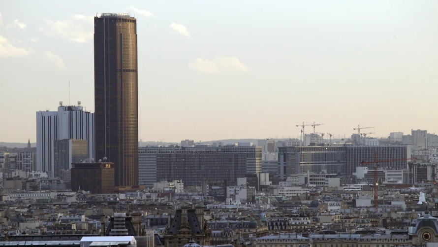 Tòa tháp Montparnasse vẫn hứng chịu sự chỉ trích của người dân Paris trong suốt 50 năm qua. Ảnh: AFP