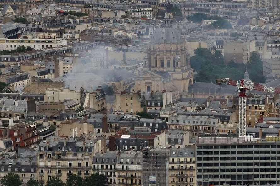 Khói bốc lên trên các mái nhà sau vụ nổ nghi do khí ga ở quận 5 của Paris. Ảnh: Reuters