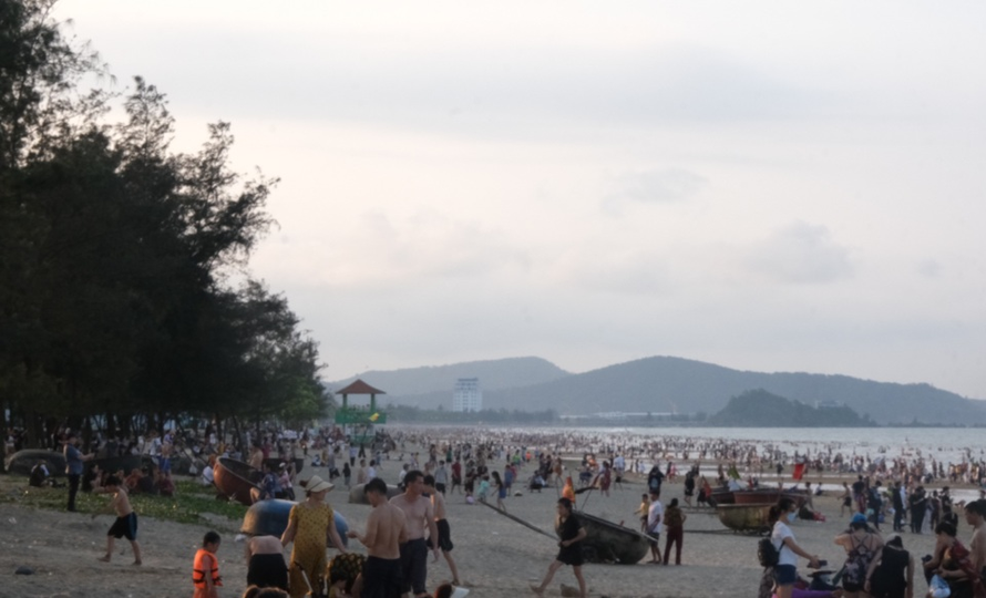 Du khách đổ xô tới các bãi biển Nghệ An