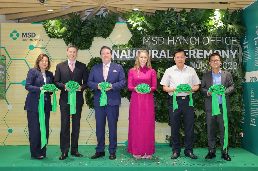 Thứ trưởng Bộ Y tế và Đại sứ Hoa Kỳ cắt băng khai trương văn phòng mới của MSD tại Hà Nội