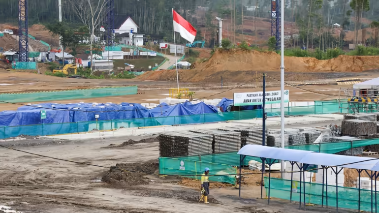 Quốc kỳ Indonesia tung bay trên địa điểm mà Tổng thống Joko Widodo hy vọng sẽ tổ chức ngày quốc khánh của đất nước vào tháng 8 năm sau.