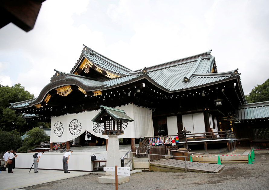 Hàn Quốc và Trung Quốc phản đối Thủ tướng Nhật Bản gửi đồ lễ tới đền Yasukuni