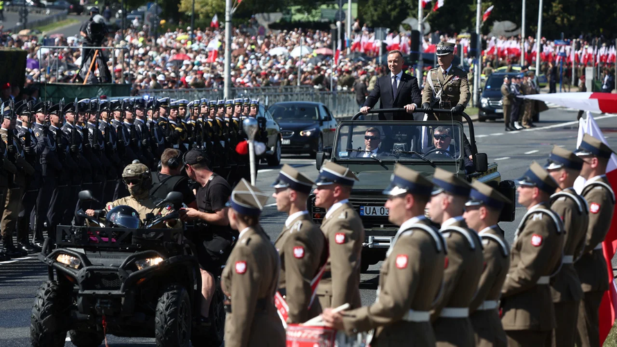 Tổng thống Ba Lan Andrzej Duda tham dự cuộc diễu hành quân sự ở Warsaw vào Ngày Lực lượng Vũ trang 15/8. Ảnh: Reuters
