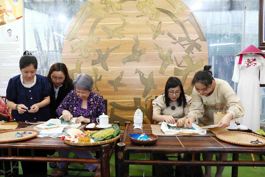 Hai phu nhân Thủ tướng Việt Nam, Singapore thăm Hợp tác xã Vụn Art 