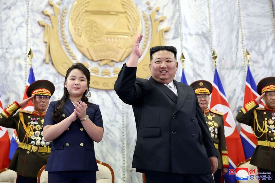 Lãnh đạo Triều Tiên Kim Jong Un cùng con gái xuất hiện tại cuộc duyệt binh kỷ niệm 75 năm thành lập nước Cộng hòa Dân chủ Nhân dân Triều Tiên. Ảnh: Reuters