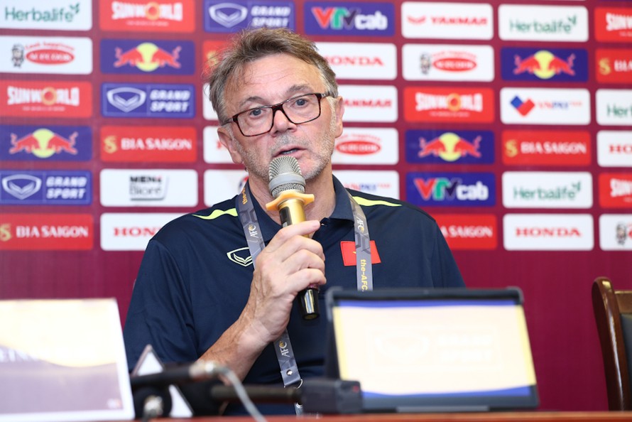 HLV Philippe Troussier không trách học trò sau trận hòa U23 Singapore