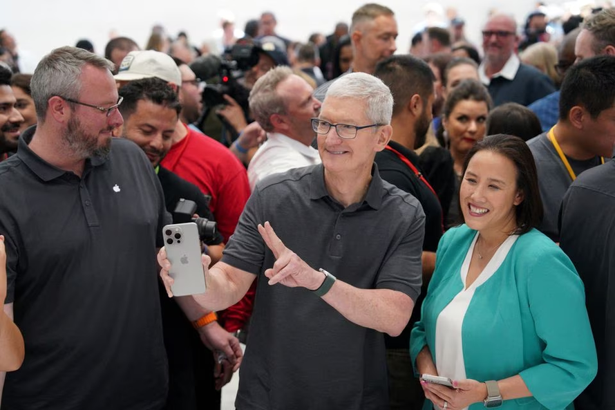 CEO Tim Cook của Apple cầm chiếc iPhone 15 Pro trong sự kiện ''Wonderlust'' tại trụ sở chính của công ty ở Cupertino, California. Ảnh: Reuters