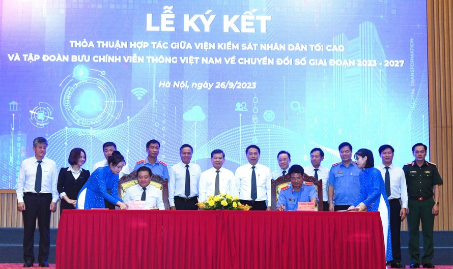 Tổng GĐ TĐ VNPT Huỳnh Quang Liêm và Phó Viện trưởng Thường trực Viện KSNDTC Nguyễn Huy Tiến đại diện hai Bên ký kết Thỏa thuận hợp tác.