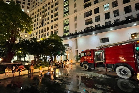 Dập tắt đám cháy tại căn hộ thuộc tầng 6 nhà chung cư tại Hà Nội