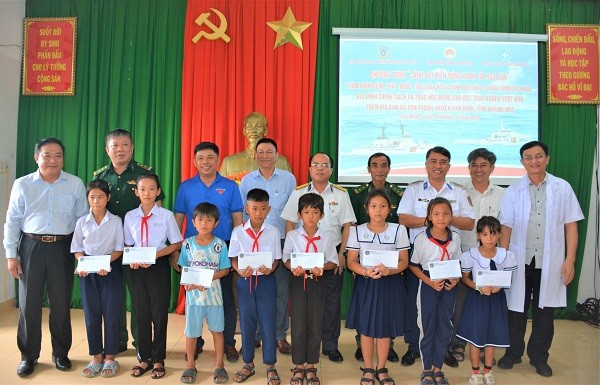 Hải đoàn 32 tặng học bổng cho các em học sinh nghèo vượt khó. 