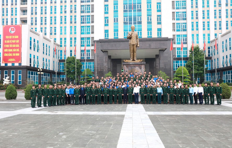  Trung tướng Nguyễn Văn Gấu và các đại biểu tham dự chụp ảnh lưu niệm cùng các tác giả, nhóm tác giải đạt giải.