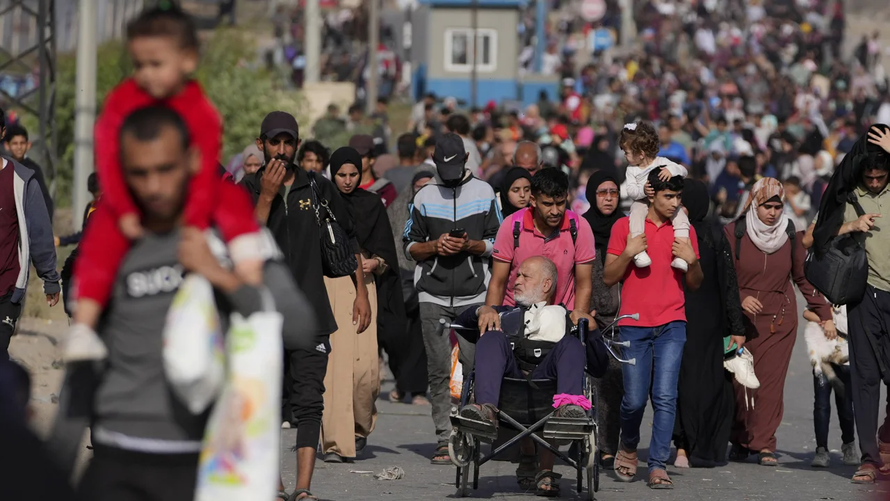 Dòg người Palestine đi bộ rời khỏi bắc Gaza