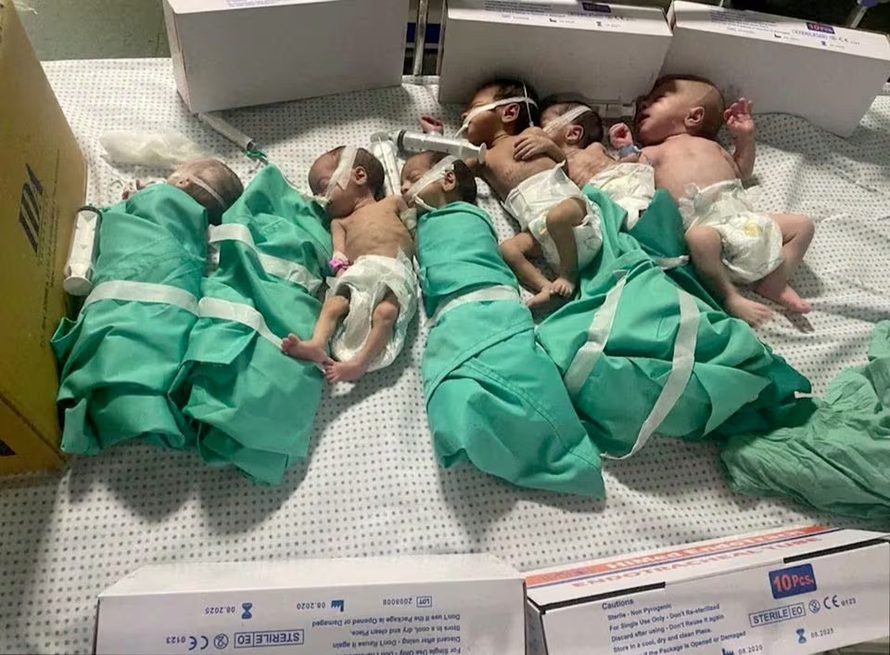 Trẻ sơ sinh được đặt trên giường sau khi được đưa ra khỏi lồng ấp tại bệnh viện Al Shifa ở Gaza sau khi mất điện. Ảnh: Reuters
