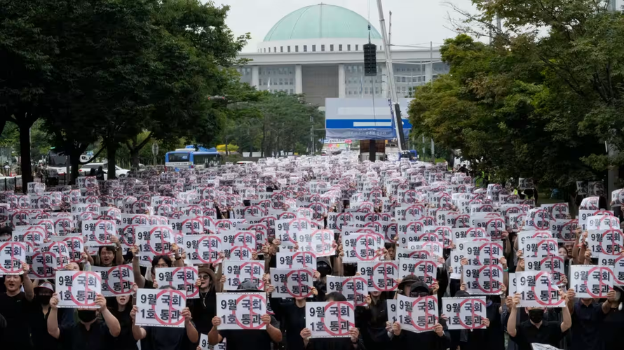 Giáo viên biểu tình gần trụ sở Quốc hội Hàn Quốc ở Seoul vào ngày 16/9. Ảnh: AP