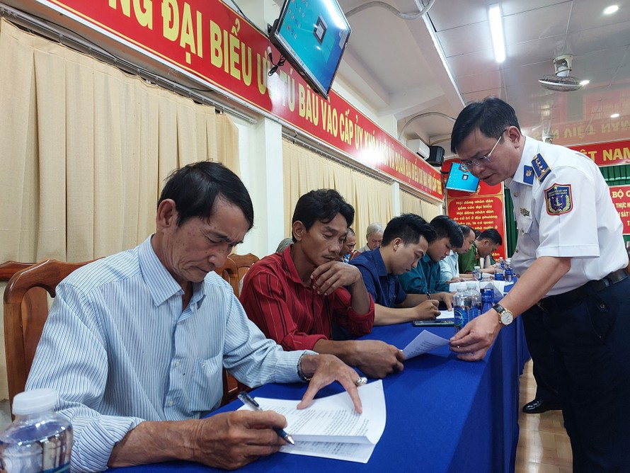 Đoàn công tác tiến hành kiểm tra kiến thức pháp luật của ngư dân tại thị trấn Sông Đốc.
