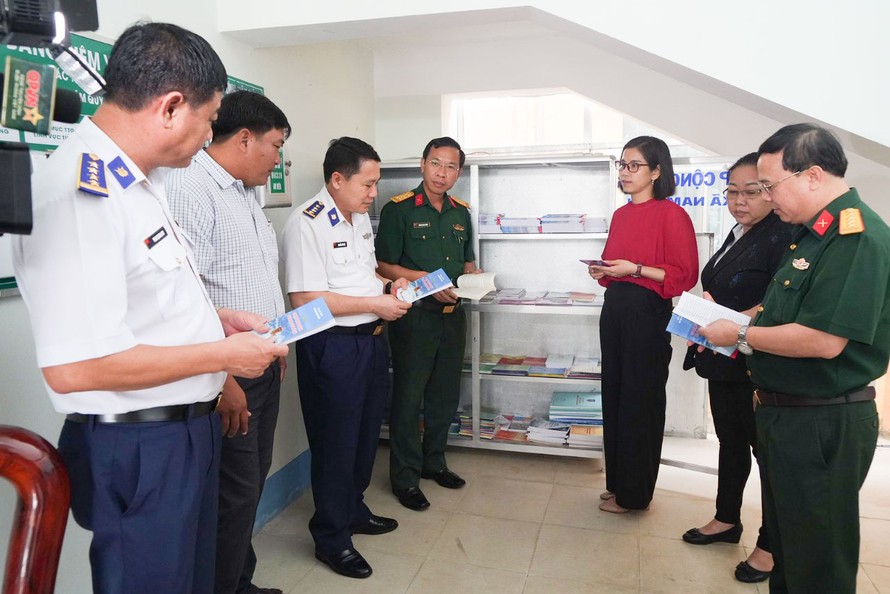 Đoàn công tác kiểm tra hoạt động của tủ sách pháp luật tại tại Ủy ban nhân dân xã Nam Yên, huyện An Biên, tỉnh Kiên Giang. 