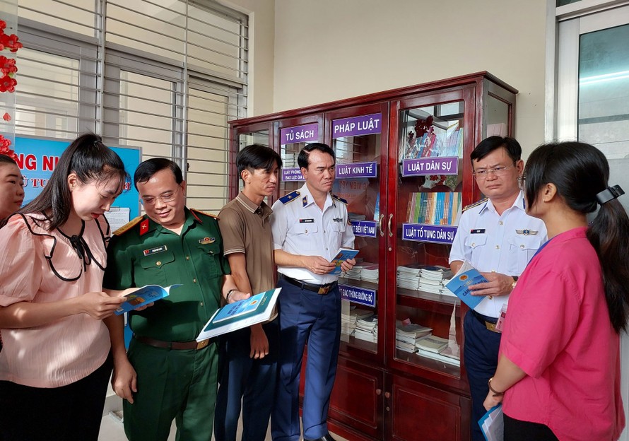 Đoàn công tác kiểm tra thực tế việc thực hiện Đề án tại thị trấn Vàm Láng, huyện Gò Công Đông, tỉnh Tiền Giang.