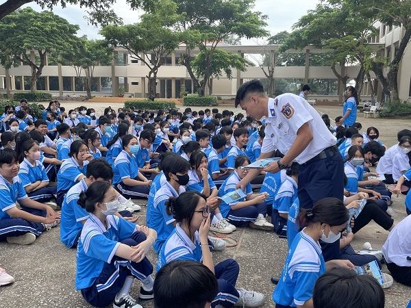 Tổ tuyên truyền phát tờ rơi cho các em học sinh trường THPT Dương Bạch Mai.