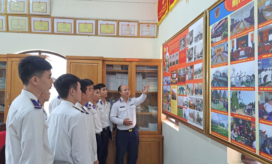 Ngày Pháp luật Việt Nam được hửng ứng sôi nổi tại Hải đội 102.