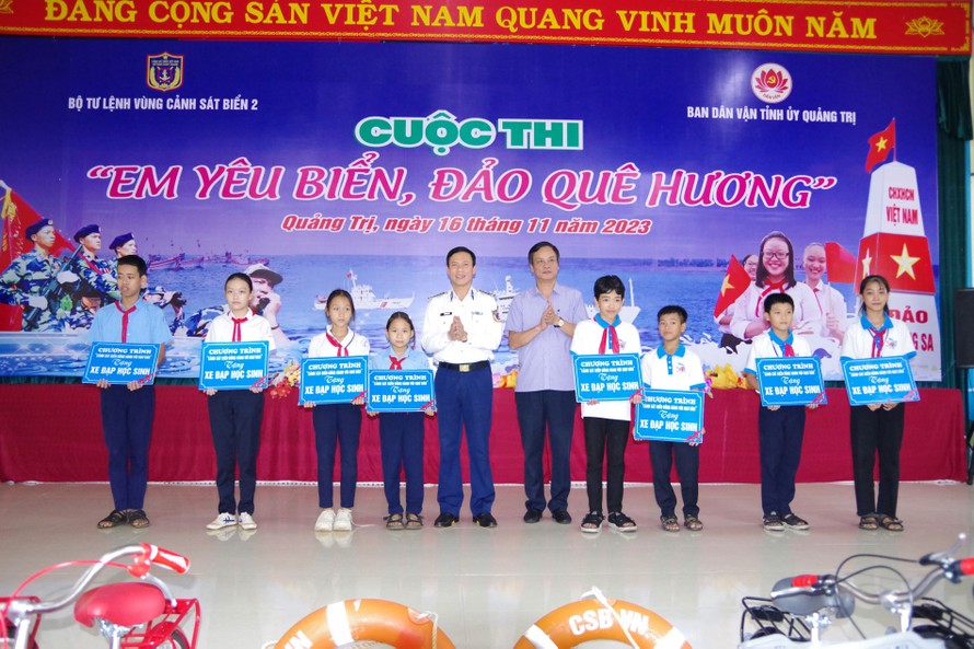 Bộ Tư lệnh Vùng Cảnh sát biển 2 và Ban Dân vận Tỉnh ủy Quảng Trị trao xe đạp tặng các em học sinh.