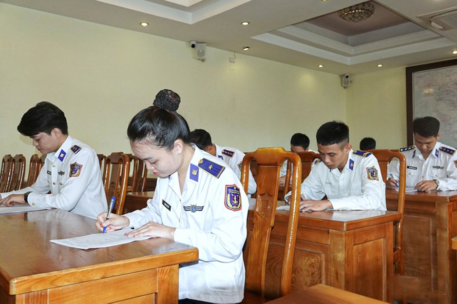 Đoàn viên, thanh niên Trung tâm Đào tạo và Bồi dưỡng nghiệp vụ Cảnh sát biển tham gia kiểm tra nhận thức về pháp luật, kỷ luật.