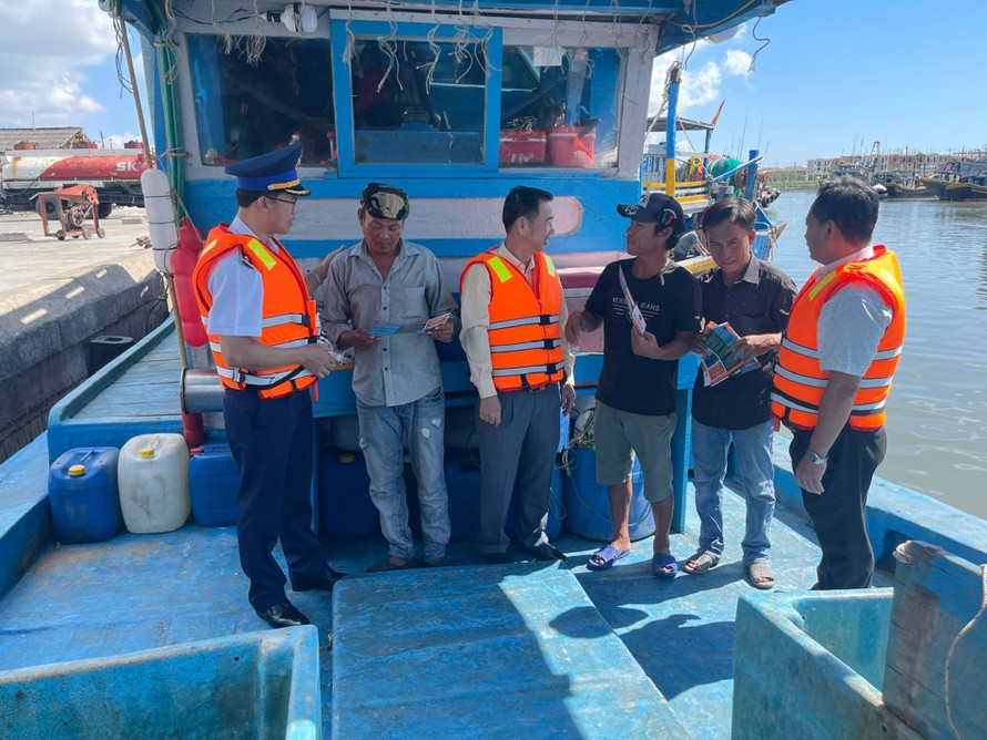 Tuyên truyền pháp luật cho ngư dân tại cảng cá của xã Lộc An, huyện Đất Đỏ.