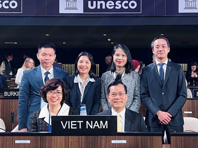 Thứ trưởng Bộ Ngoại giao Hà Kim Ngọc (ngồi đầu tiên từ phải sang), Chủ tịch Ủy ban Quốc gia UNESCO Việt Nam, Trưởng đoàn Việt Nam tham dự Kỳ họp. Ảnh: Bộ Ngoại giao