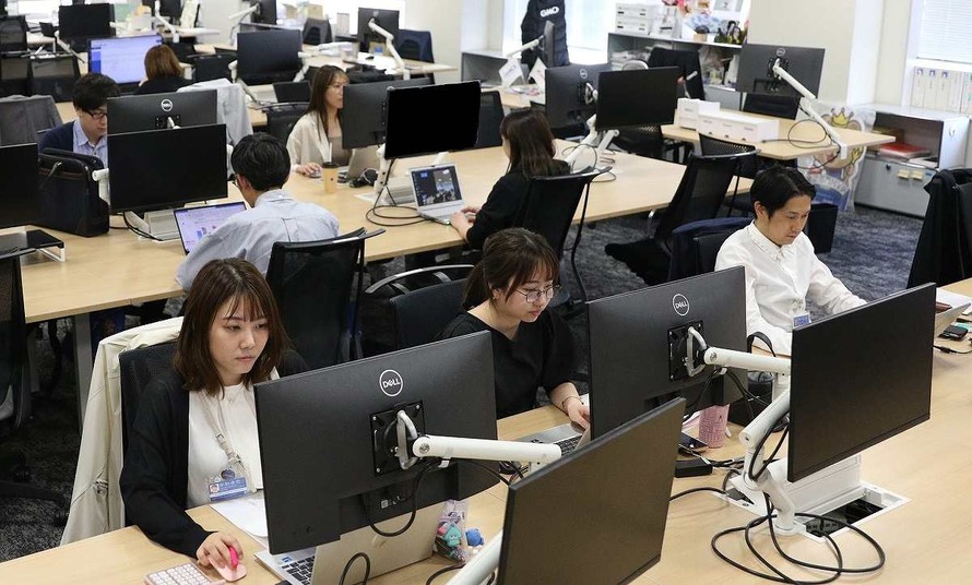 Doanh nghiệp Nhật Bản thưởng tiền cho nhân viên tới văn phòng