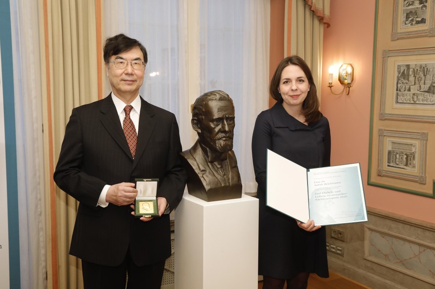GS. Shimon Sakaguchi trở thành Chủ nhân Giải thưởng Paul Elrich và Ludwig Darmstaedter, giải thưởng mang tên nhà miễn dịch học vĩ đại người Đức Paul Elrich (1854-1915). Ảnh: IFReC, Đại học Osaka