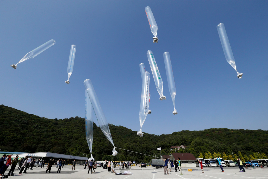 Các bóng bay mang theo truyền đơn được thả từ phía Hàn Quốc. Ảnh: AP