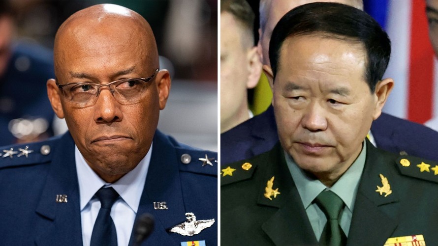 Tướng Charles Q. Brown, Chủ tịch Hội đồng Tham mưu trưởng Liên quân Mỹ và Tướng Lưu Chấn Lập, Cục trưởng Cục Tham mưu Liên quân Quân ủy Trung ương Trung Quốc. Ảnh: CNN