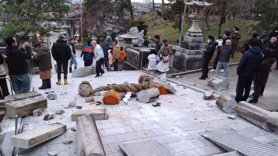 Một cổng torii bị sập tại Đền Onohiyoshi ở Kanazawa, tỉnh Ishikawa hôm 1/1. Ảnh: Kyodo