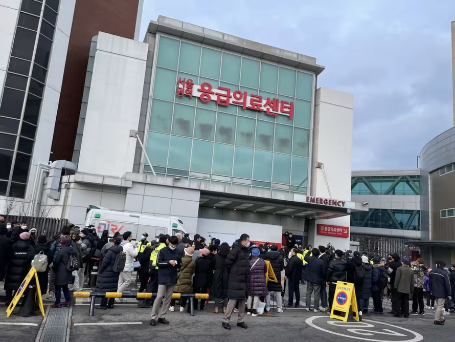 Các phóng viên và những người ủng hộ chính trị gia Lee Jae-myung tập trung bên ngoài phòng cấp cứu Bệnh viện Đại học Quốc gia Seoul hôm 2/1. Ảnh: Nikkei Asia
