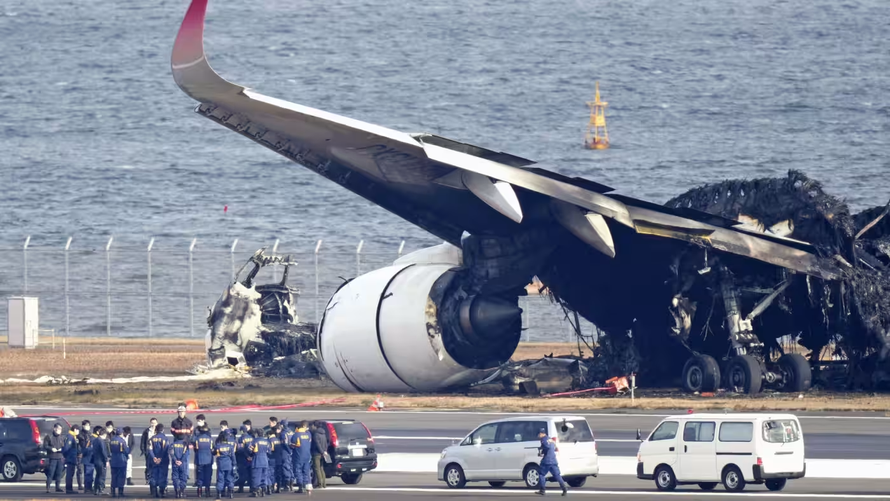 Hai máy bay Nhật Bản không thấy nhau khi xảy ra va chạm