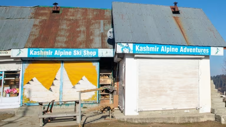 Cửa hàng bán đồ trượt tuyết đóng cửa trong mùa đông tại thị trấn Gulmarg. Ảnh: Nikkei Asia