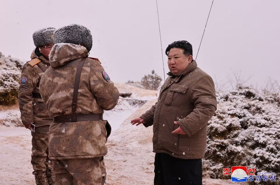 Ông Kim Jong-un thị sát vụ phóng thử tên lửa từ tàu ngầm