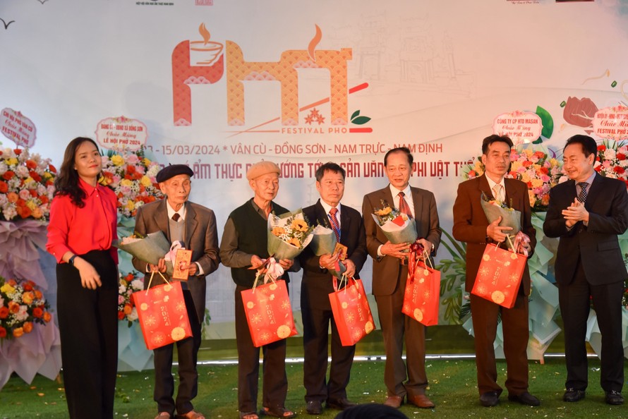 Các nghệ nhân nấu phở cao tuổi được vinh danh tại Lễ hội Phở Vân Cù.