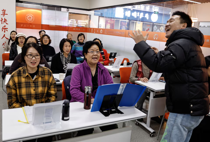 Một lớp học hát cho người cao tuổi Trung Quốc. Ảnh: Reuters