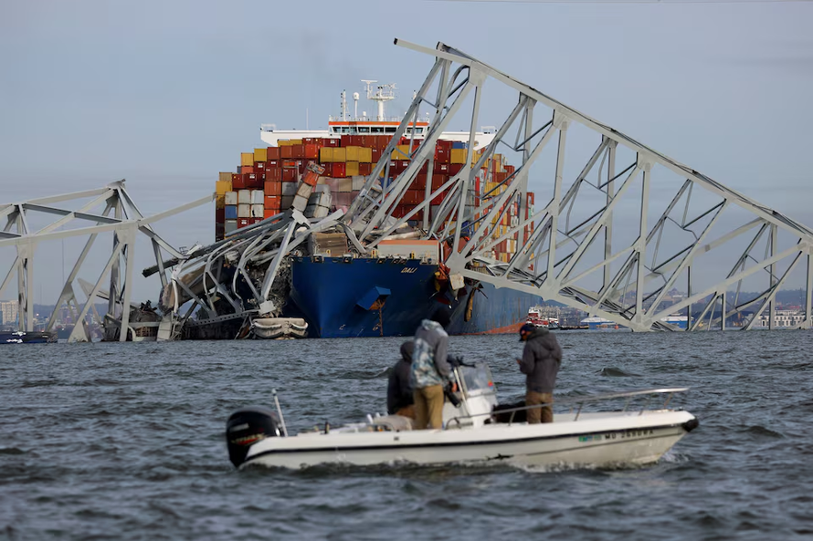 Tàu hàng tông sập cầu tại Mỹ khiến nhiều người mất tích