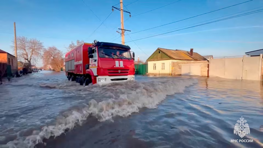 Hàng nghìn người sơ tán do lũ lụt kỷ lục ở vùng Ural của Nga