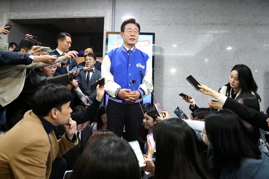 Lãnh đạo đảng Dân chủ Lee Jae-myung phát biểu trước báo giới sau khi biết kết quả bầu cử. Ảnh: Reuters