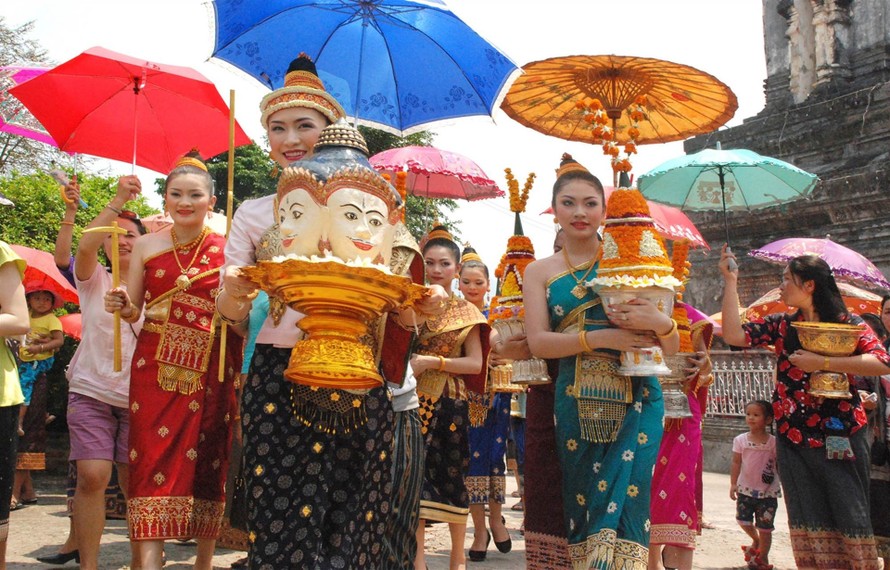 Người Lào tổ chức lễ tắm Phật trong Tết cổ truyền Bun Pi May 