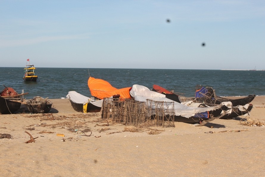 Nhiều thuyền của ngư dân tại xã Kỳ Lợi vẫn còn “ngủ bờ” sau sự cố môi trường