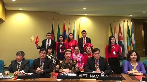 (Ảnh: Đoàn Việt Nam tại phiên họp của UNESCO, bà Nguyễn Thị Hiền là người đứng thứ 2 từ trái sang)