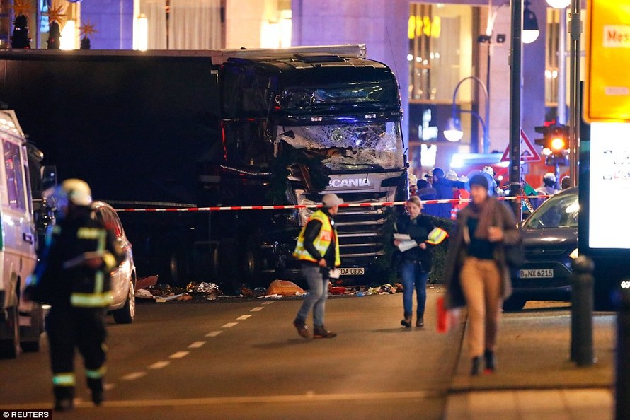 Hiện trường vụ khủng bố bằng xe tải/ Ảnh Reuters