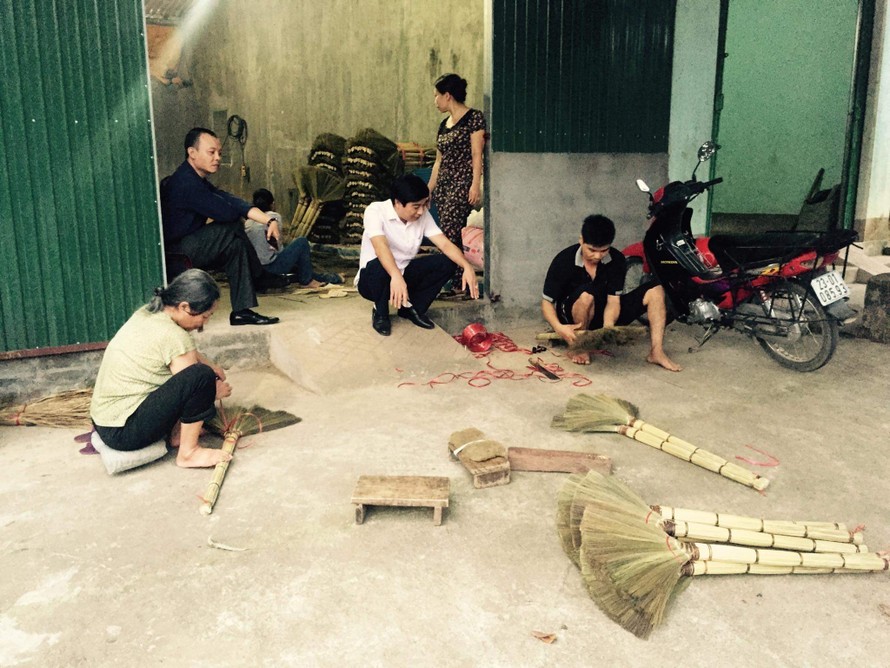 Doanh nghiệp siêu nhỏ làm chổi đót tại Hà Giang