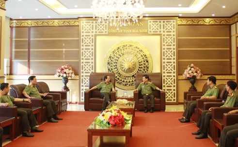 Thứ trưởng Nguyễn Văn Sơn chỉ đạo Công an tỉnh Hòa Bình khẩn trương phối hợp với các cơ quan chức năng điều tra, làm rõ và ổn định tình hình an ninh, trật tự địa bàn.